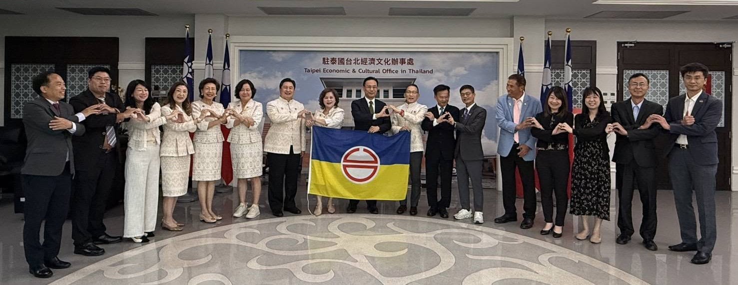 今日(2/11)泰國台灣會舘由張玲琴主席及王載麟監事長率領第四十九屆主席團前往駐泰台北經濟文化辦事處